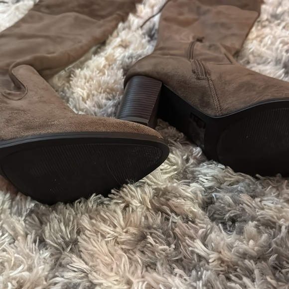 Knee high boots - Picture 2 of 3